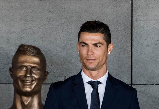 En staty som skall föreställa Portugals Cristiano Ronaldo