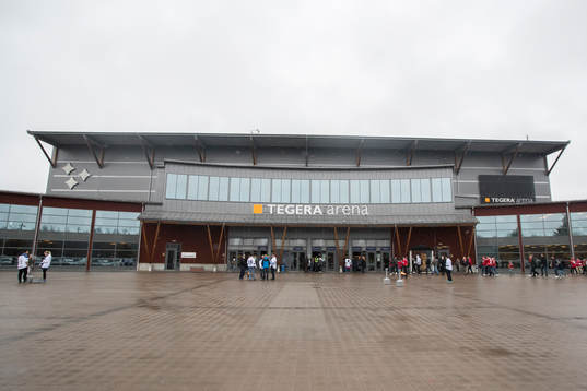 Tegera Arena exteriör innan ishockeymatchen i direktkvalet