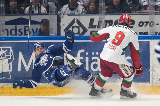 Leksands Daniel Bertov tacklas av Moras Kevin Gagné  i