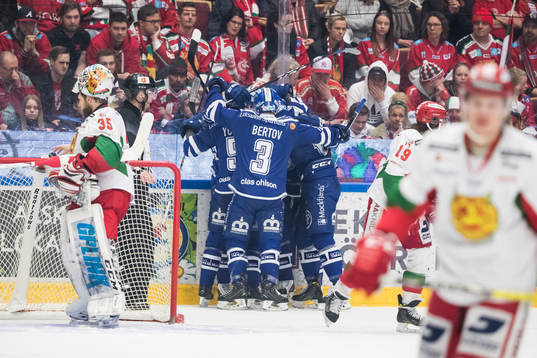 Leksands Benjamin Youds jublar med Mattias Ritola och