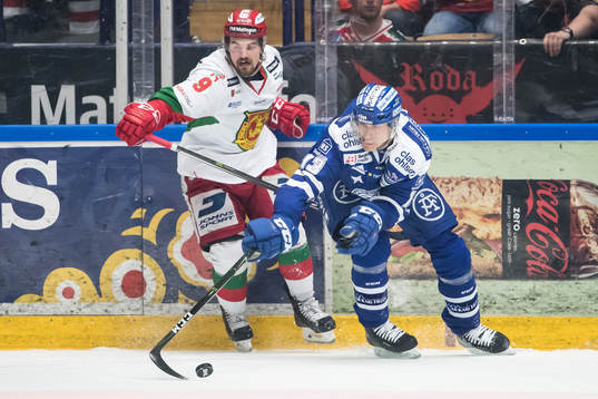 Moras Kevin Gagné och Leksands Jon Knuts i kamp om pucken