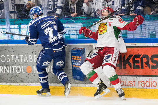 Moras Nathan Deck tacklas av Leksands Martin Grönberg  i