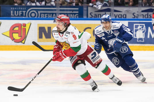 Leksands Jon Knuts jagar Moras Kevin Gagné  i