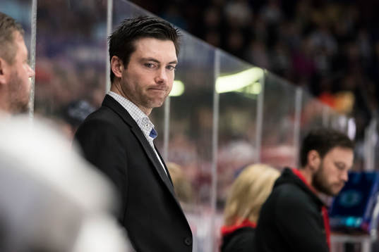 Moras tränare Jeremy Colliton  i ishockeymatchen i