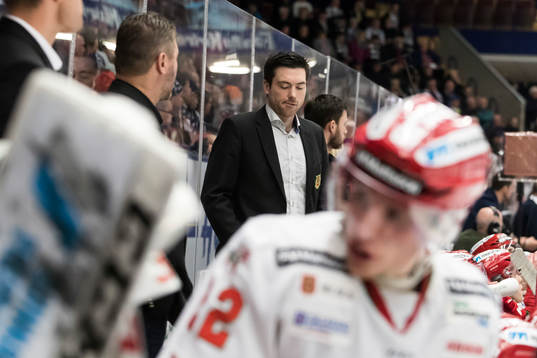 Moras tränare Jeremy Colliton  i ishockeymatchen i