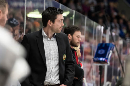 Moras tränare Jeremy Colliton  i ishockeymatchen i