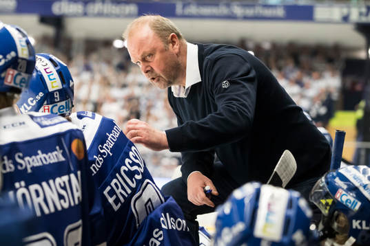 Leksands tränare Per-Erik Johnsson  i ishockeymatchen i