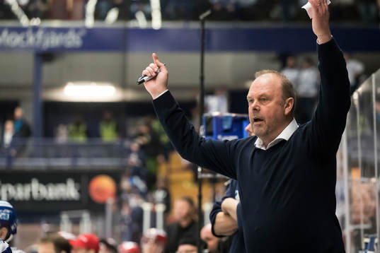 Leksands tränare Per-Erik Johnsson  i ishockeymatchen i
