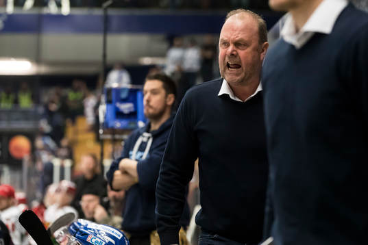 Leksands tränare Per-Erik Johnsson  i ishockeymatchen i