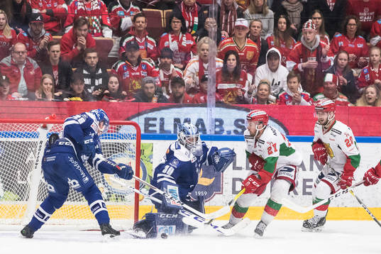 Leksands målvakt Henrik Haukeland räddar chans från