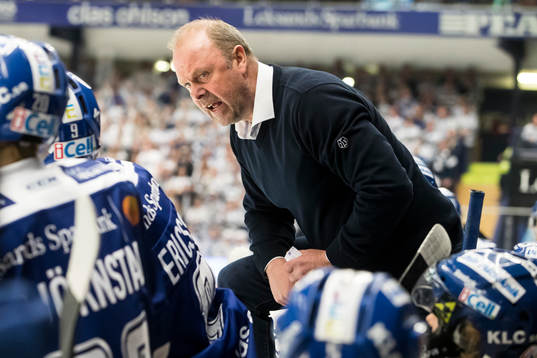 Leksands tränare Per-Erik Johnsson  i ishockeymatchen i