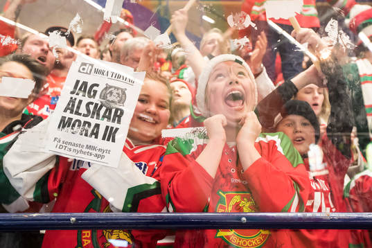 Moras supporters i ishockeymatchen i direktkvalet till SHL