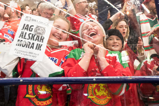 Moras supporters i ishockeymatchen i direktkvalet till SHL