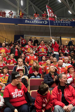 Moras supporters i ishockeymatchen i direktkvalet till SHL