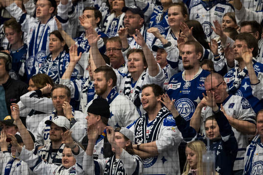 Leksands supporters i ishockeymatchen i direktkvalet till