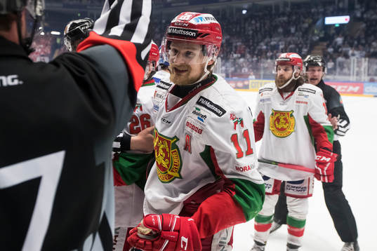 Moras Alexander Hilmerson  i ishockeymatchen i direktkvalet