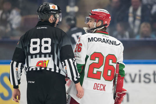 Moras Nathan Deck och linjedomare Daniel Persson  i