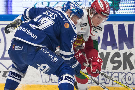 Leksands Jesper Ollas  i ishockeymatchen i direktkvalet