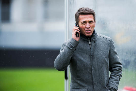 IFK Göteborgs sportchef Mats Gren pratar i telefon