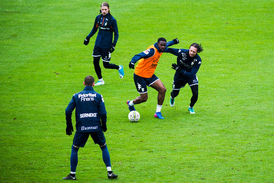 IFK Göteborgs Abdul Razak och Mikkel Diskerud i kamp om