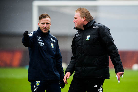 IFK Göteborgs Scott Jamieson diskuterar med tränare