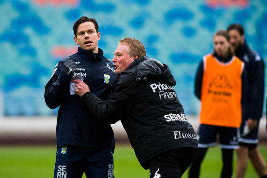 IFK Göteborgs Mads Winther Albaek instrueras av tränare