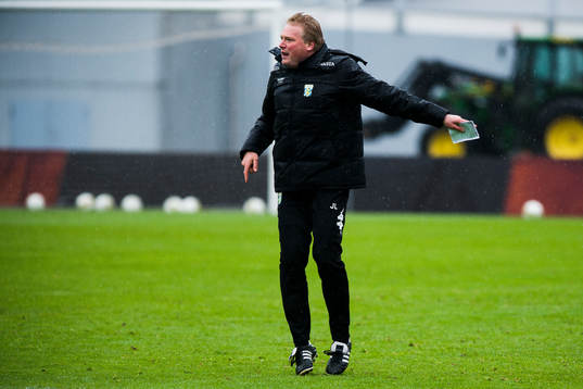 IFK Göteborgs tränare Jörgen Lennartsson instruerar