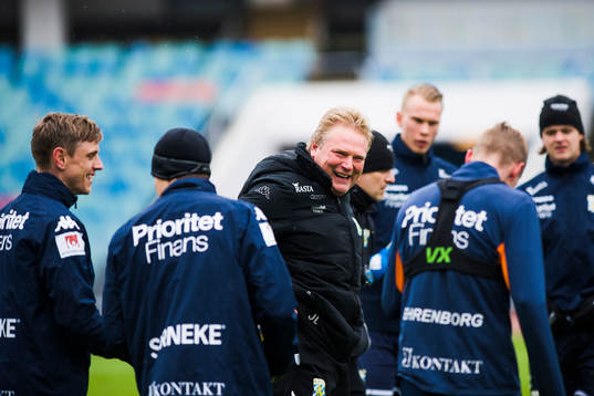 IFK Göteborgs tränare Jörgen Lennartsson skrattar