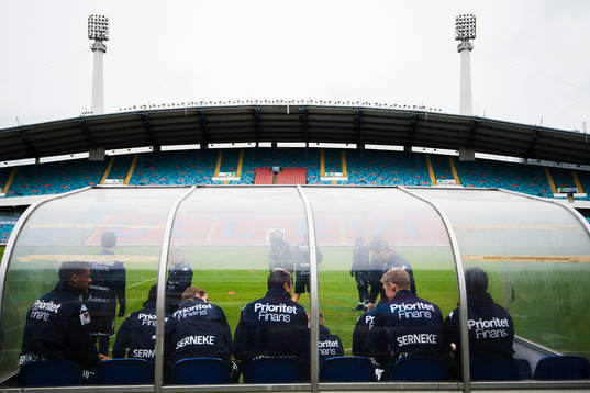 IFK Göteborgs spelar sitter i avbytarbåset