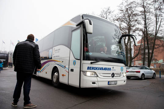 Malmö FF anländer i lånad buss till fotbollsmatchen i