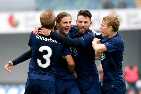 Malmö FFs Pawel Cibicki jublar med lagkamrater