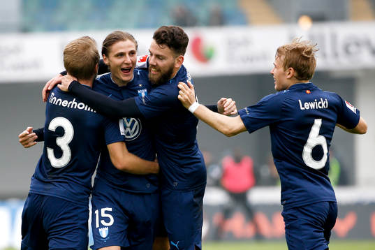 Malmö FFs Pawel Cibicki jublar med lagkamrater