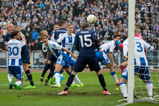 Malmö FFs Pawel Cibicki nickar in 1-1