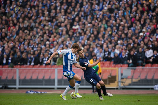 IFK Göteborgs Thomas Rogne mot Malmö FFs Markus Rosenberg