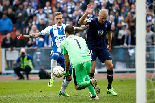 IFK Göteborgs Sören Rieks och Malmö FFs målvakt Johan
