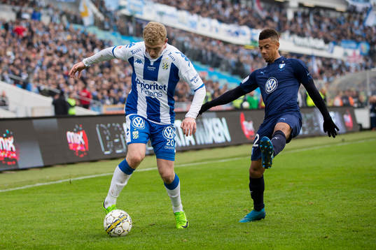 IFK Göteborgs Henrik Björdal före Malmö FFs Tobias Sana