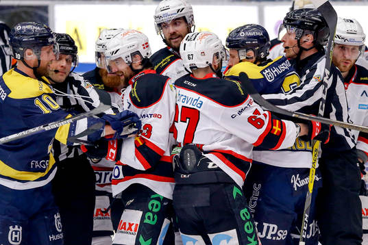 Gruff framför Malmö Redhawks målvakt Oscar Alsenfelt
