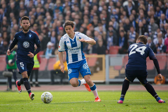 IFK Göteborgs Mads Winther Albaek mellan Malmö FFs Erdal