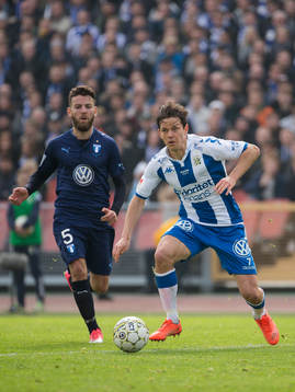IFK Göteborgs Mads Winther Albaek före Malmö FFs Erdal