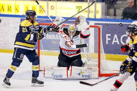 s Mattias Tedenby försöker styra framför Malmö Redhawks