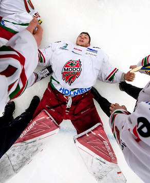 Modos målvakt Dennis Westergård gratuleras