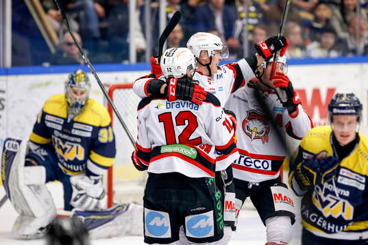 Malmö Redhawks Andreas Thuresson jublar med lagkamrater