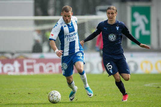 IFK Göteborgs Emil Salomonsson före Malmö FFs Pawel