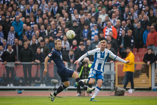 IFK Göteborgs Sebastian Eriksson slår ett inlägg förbi