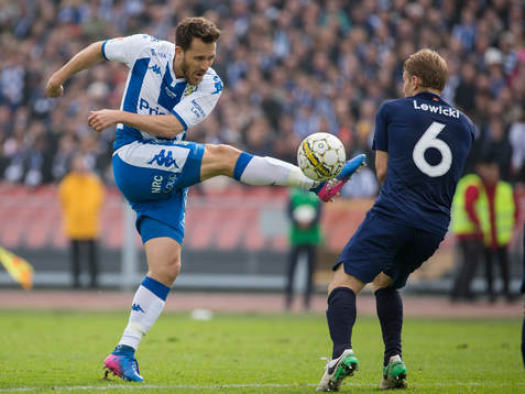 IFK Göteborgs Tobias Hysen skjuter ett skott på täckande