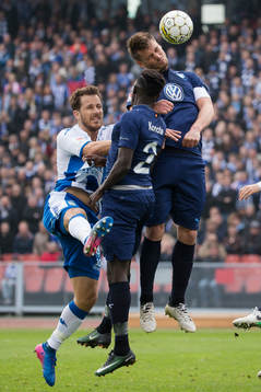 Malmö FFs Markus Rosenberg nickar bort bollen