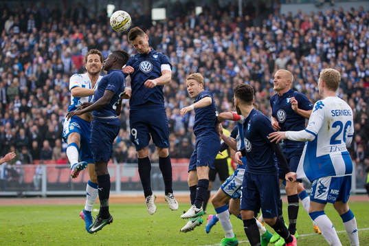 Malmö FFs Markus Rosenberg nickar bort bollen
