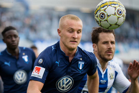 Malmö FFs Franz Brorsson före IFK Göteborgs Tobias Hysen