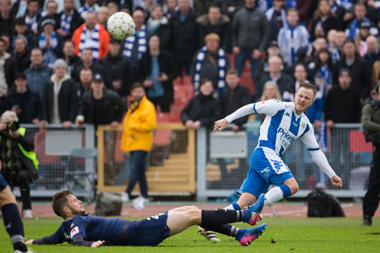 IFK Göteborgs Scott Jamieson slår ett inlägg