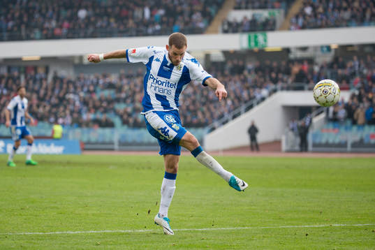 IFK Göteborgs Emil Salomonsson skjuter ett skott